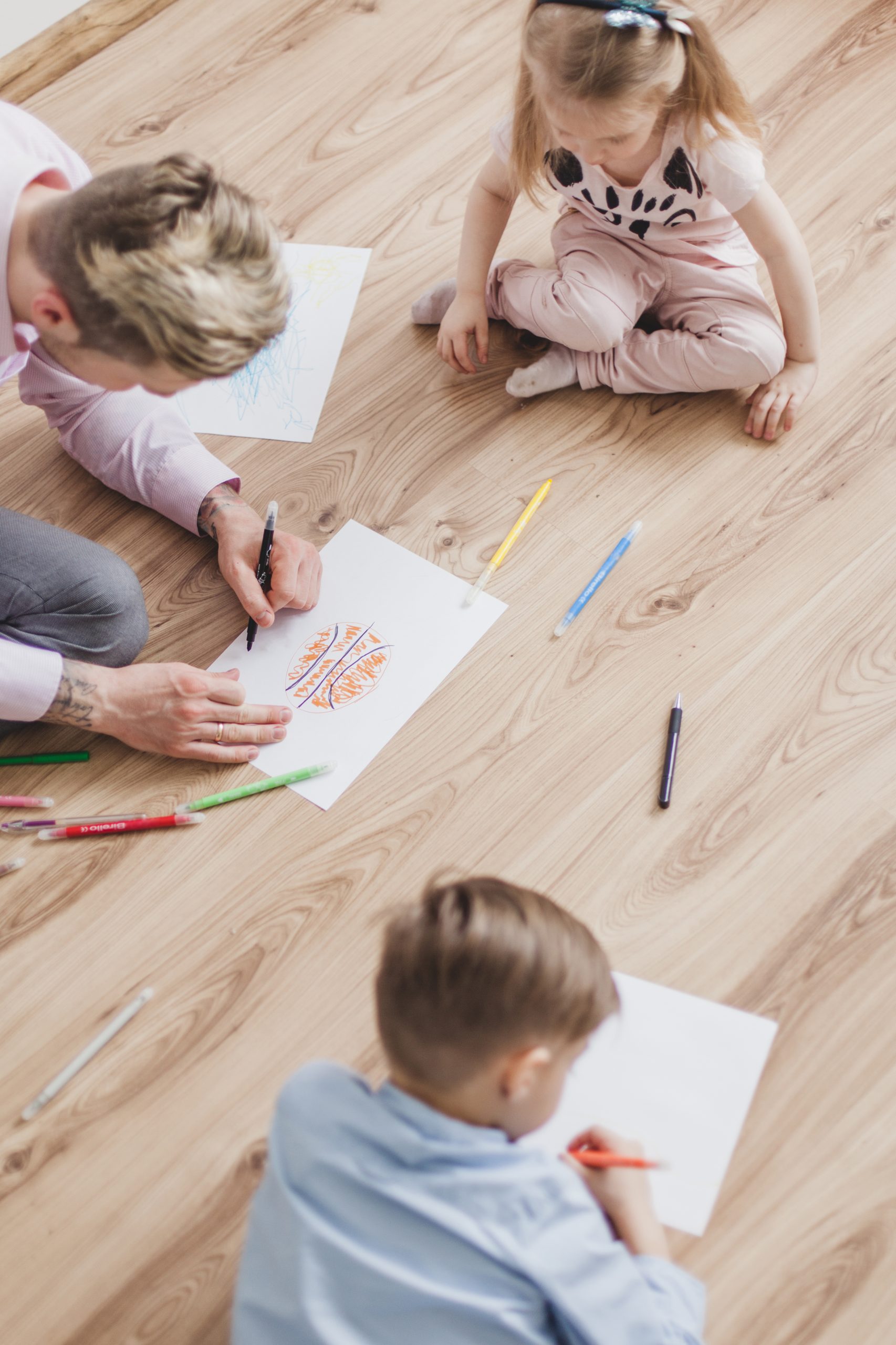 Crianças em atividade de educação infantil